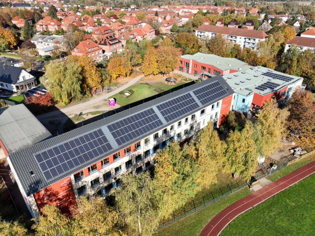 Beide Gebäude der freien Schule Ansicht 2