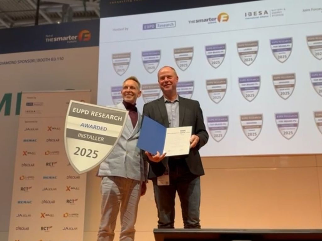 Inhaber Torsten Nowack (R) nimmt die EUPD Research Installer Award 2025 Urkunde entgegen