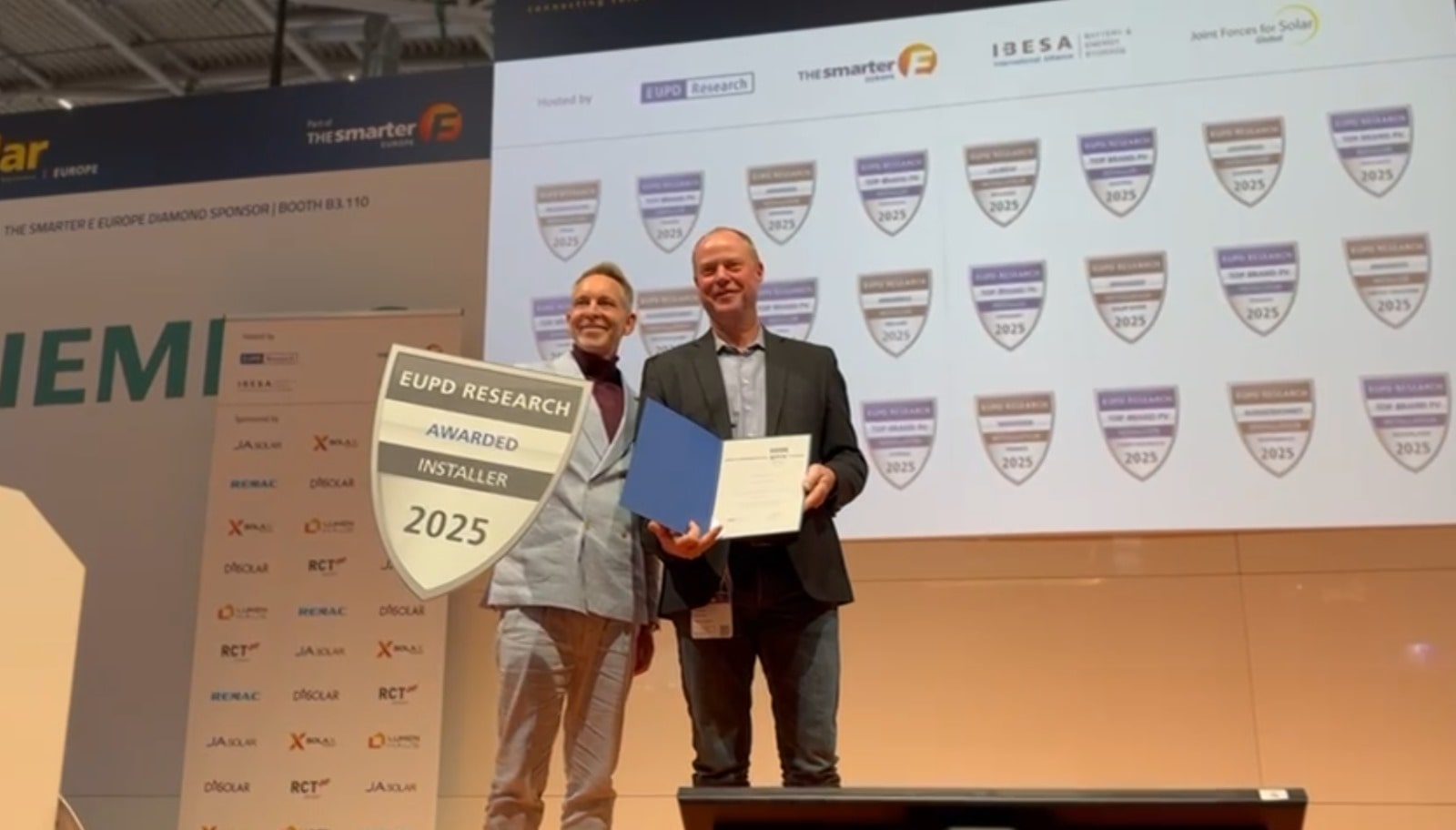 Inhaber Torsten Nowack (R) nimmt die EUPD Research Installer Award 2025 Urkunde entgegen